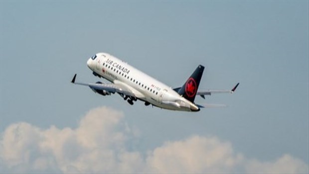 Les Canadiens continuent de voyager en avion malgré la hausse des prix