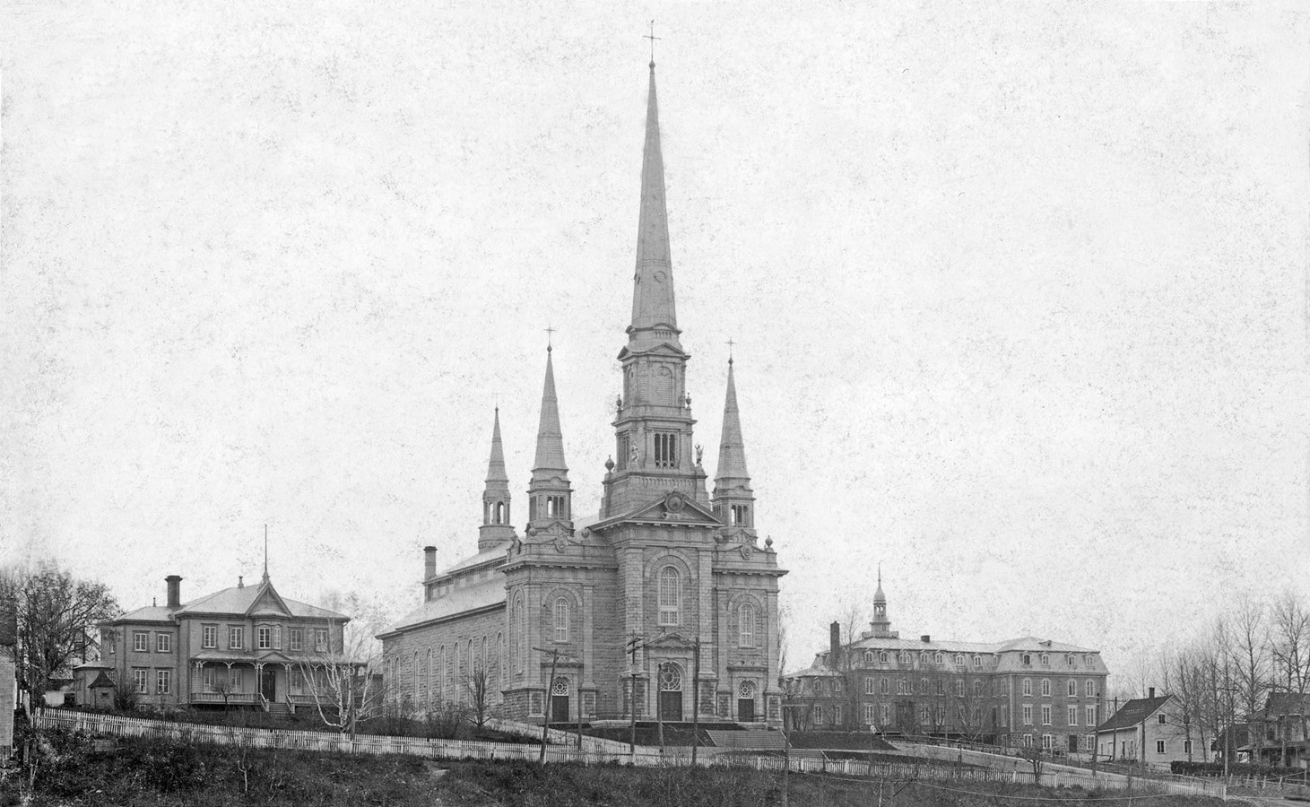 Église, monument et kiosque il y a plus de 100 ans