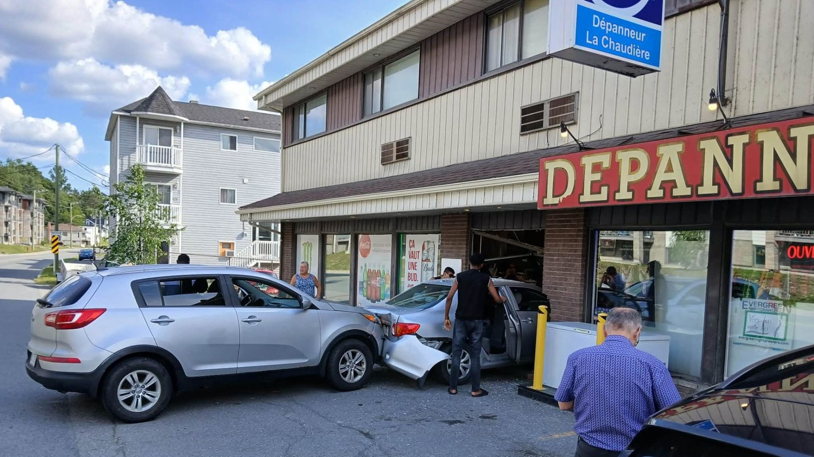 Voiture emboutie dans un dépanneur