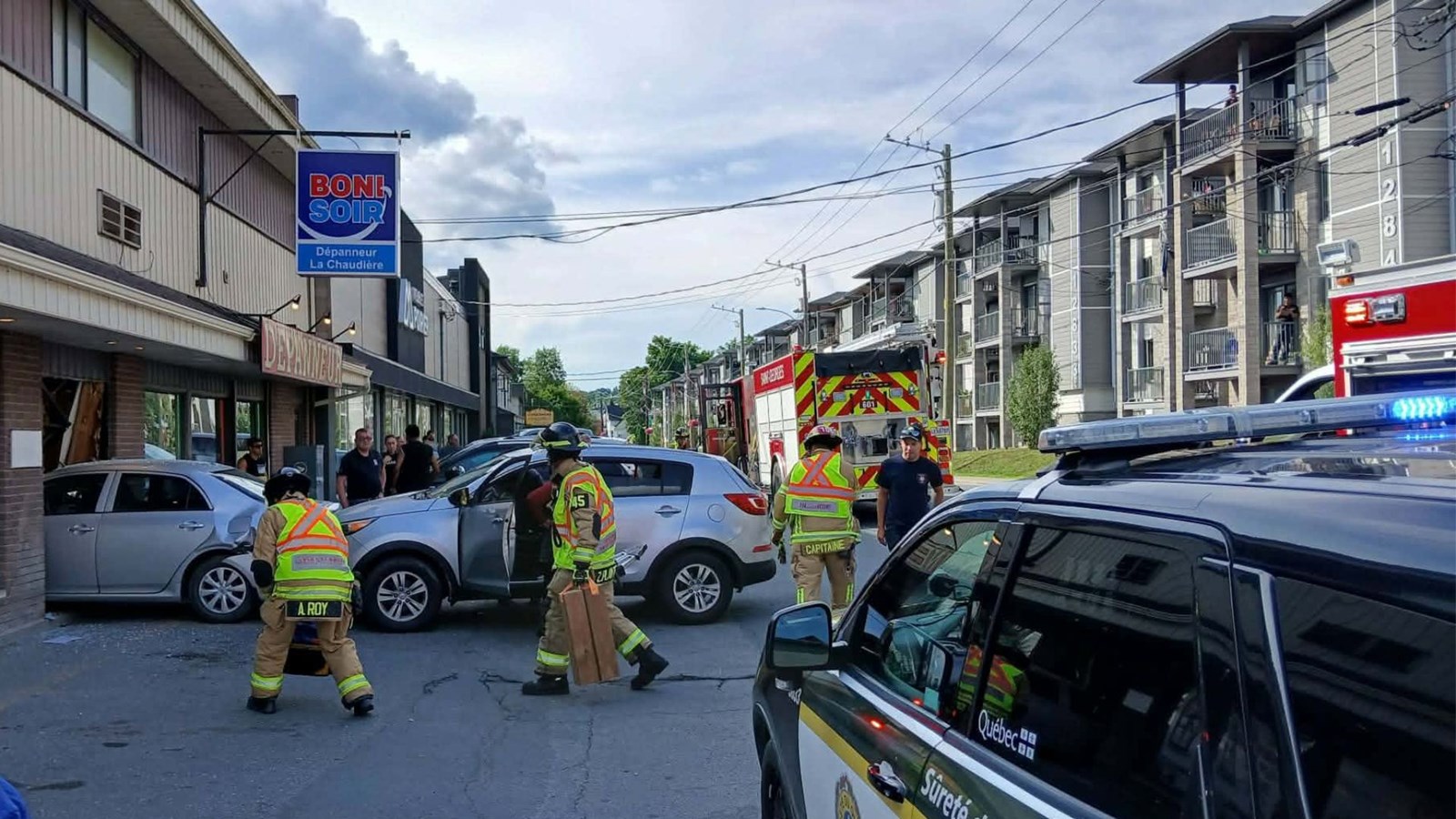 Voiture emboutie dans un dépanneur