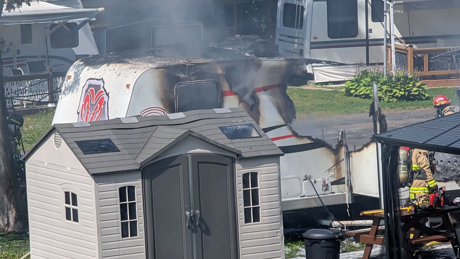Une roulotte entièrement brûlée au Camping Domaine de la Rivière