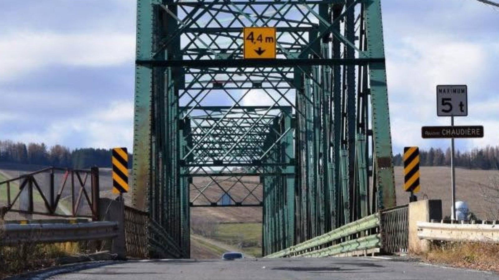Réparations au pont de Saint-Joseph-de-Beauce: la pétition remise au député