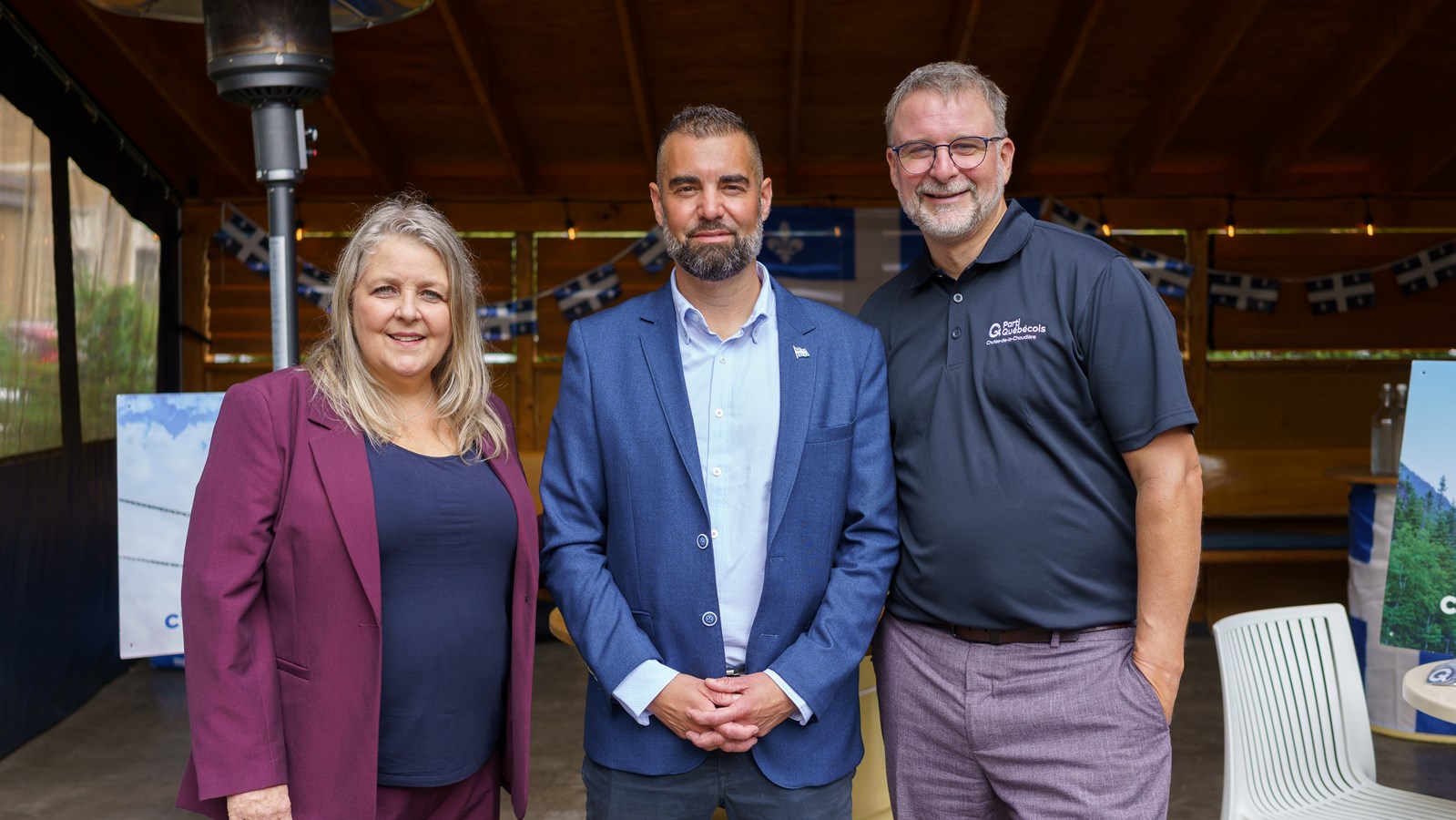 Éric Gagnon-Poulin entouré de deux autres candidats du Parti Québécois en Chaudière-Appalaches, Angèle Bouffard (Beauce-Sud) et Serge Bonin (Chutes-de-la-Chaudière)