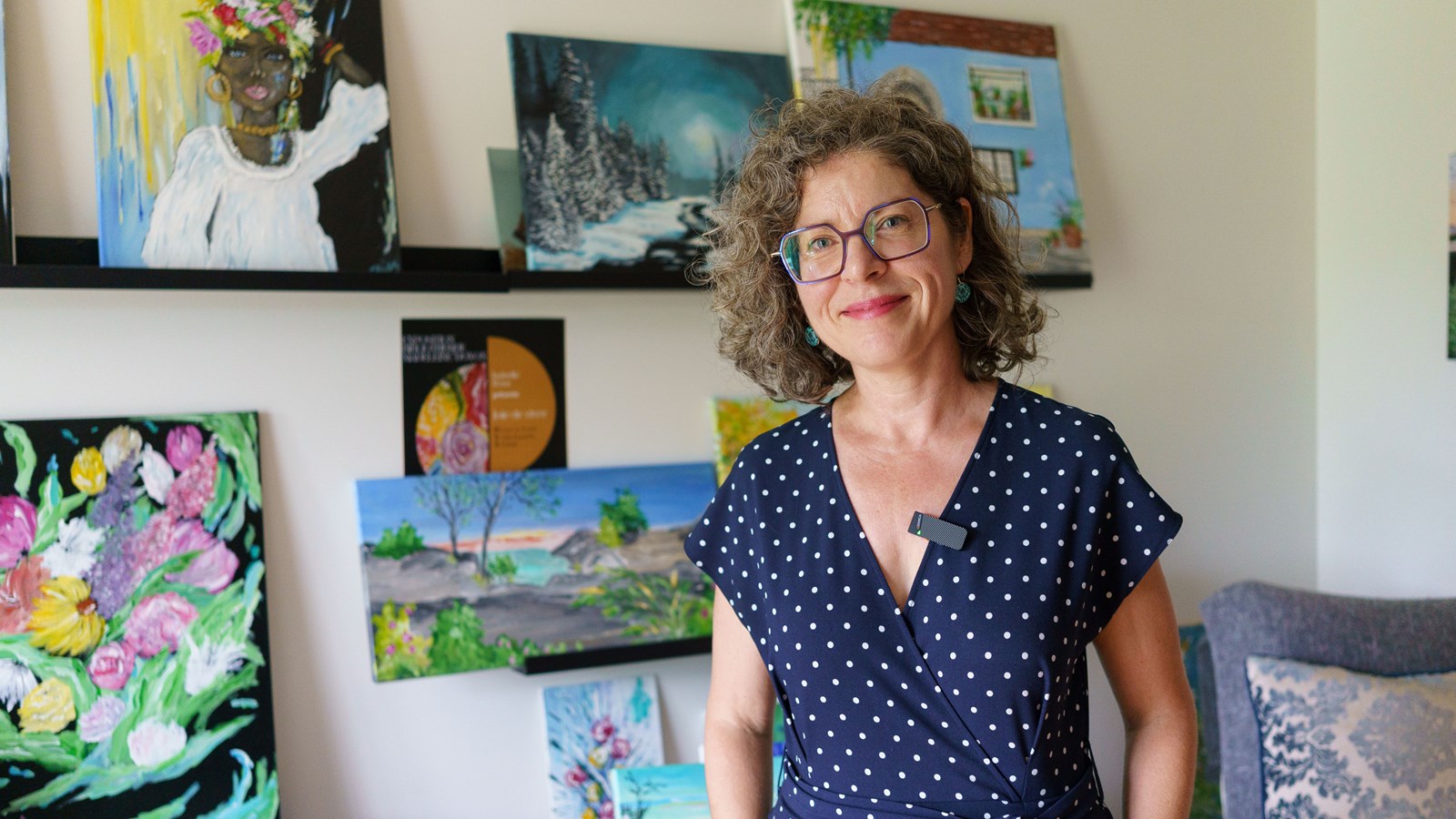 Isabelle Rosa peint des toiles colorées pour répandre la joie