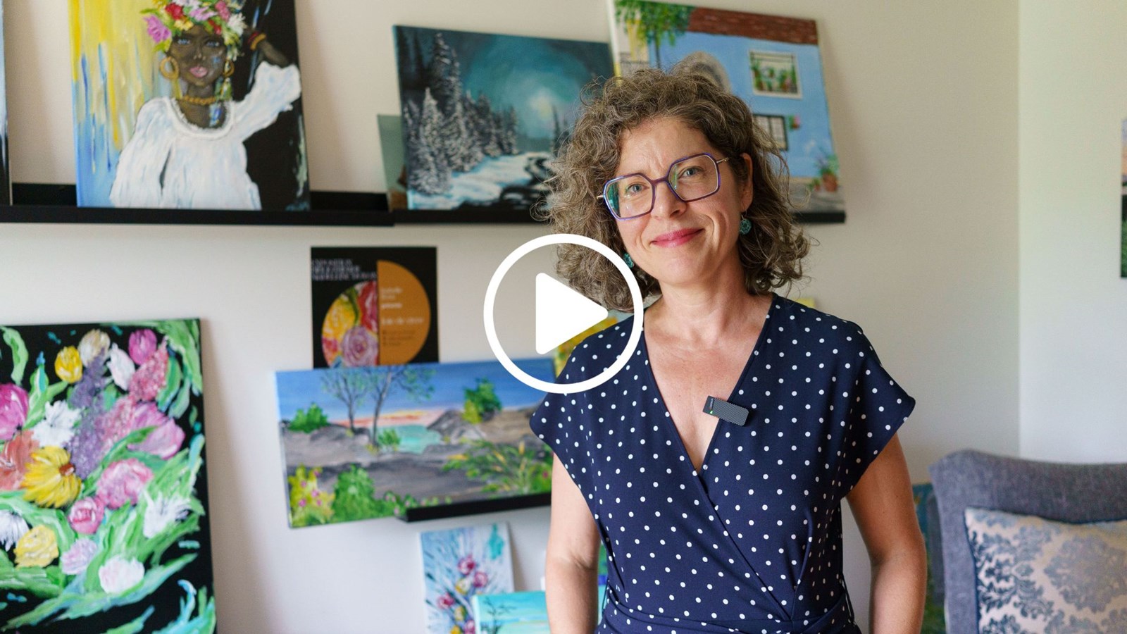 Isabelle Rosa peint des toiles colorées pour répandre la joie