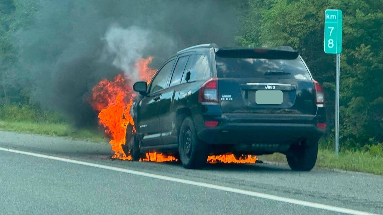 Voiture en feu sur l'A-73