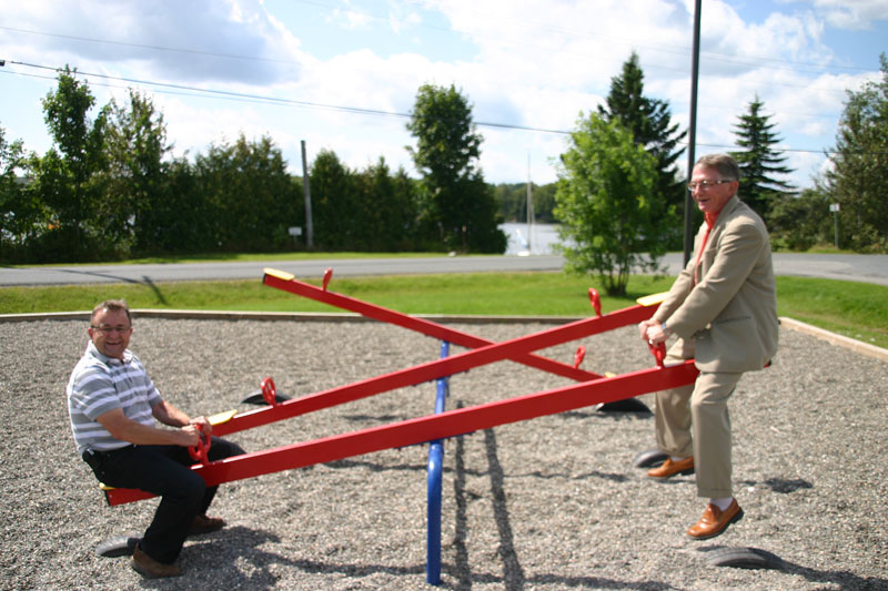 Le maire Mario Pouliot a accepté de se faire prendre en photo avec le président Charles-Henri Lecours sur une balançoire.