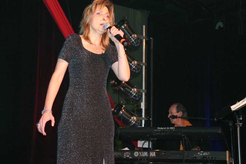 Lyne Giroux et son acolyte, André Chrétien, étaient les invités musicaux de la soirée.