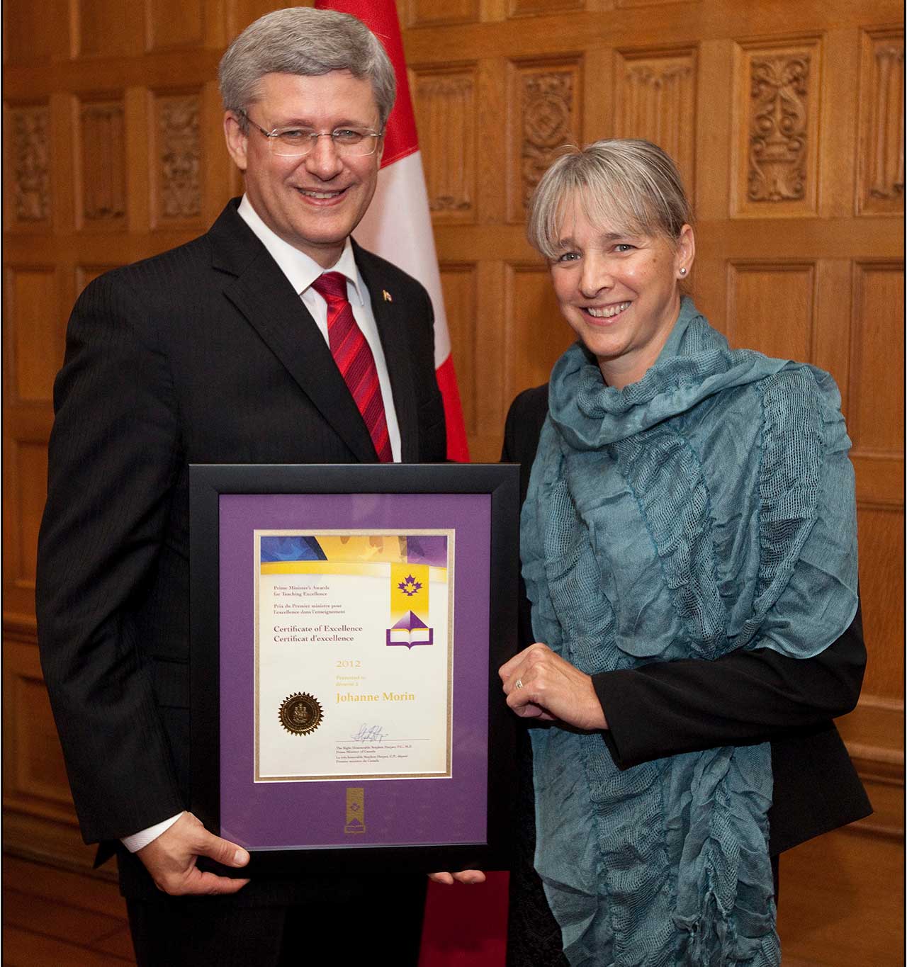 Johanne Morin reçoit la distinction des mains du Premier ministre Stephen Harper.
