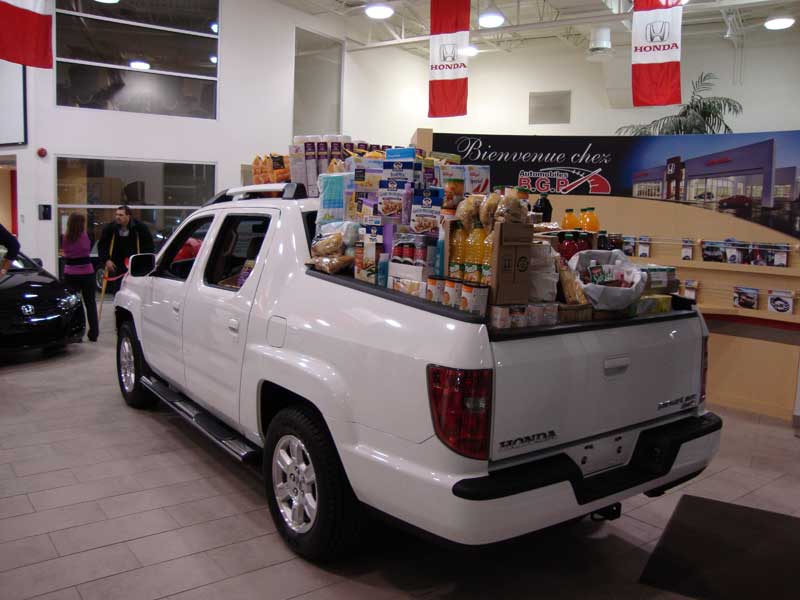 Le camion Ridgeline déborde de denrées.