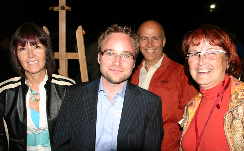 L’ambiance était à la fête alors qu’on aperçoit Monique Roy, François Lessard et Jean-Guy Veilleux en compagnie de Claire Boutin.