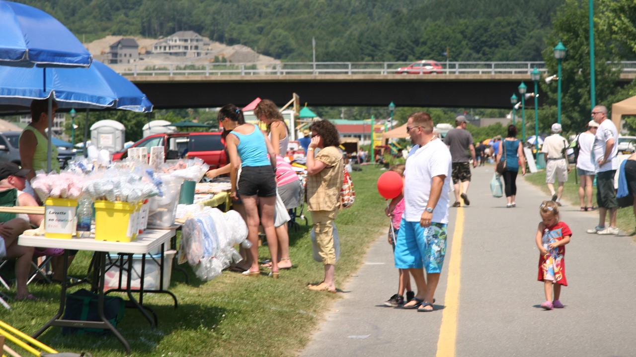 Un Grand marché sous les chauds rayons du soleil à Beauceville