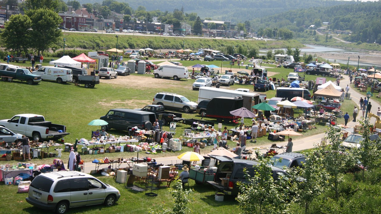 Un Grand marché sous les chauds rayons du soleil à Beauceville