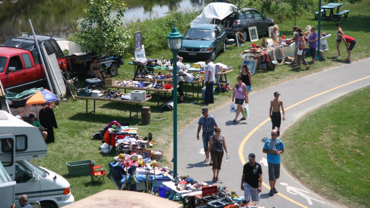 Un Grand marché sous les chauds rayons du soleil à Beauceville