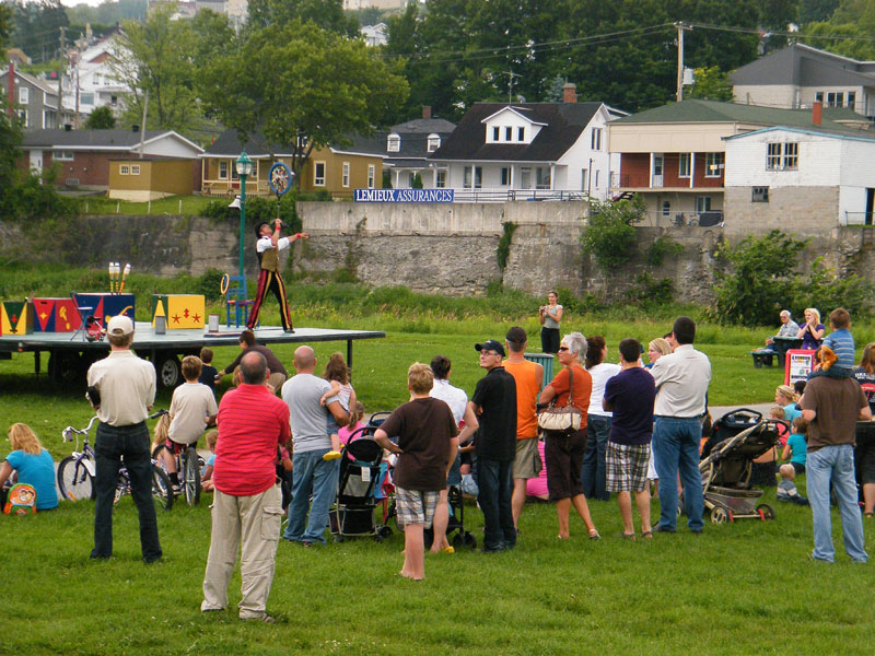 Les acrobaties de Mimo ont attiré une belle foule, dimanche.