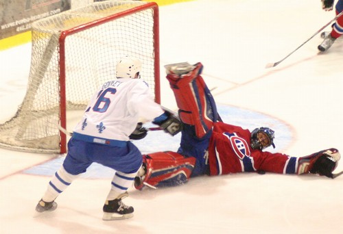 Des milliers de spectateurs ont assisté à une rencontre unique entre les anciens Canadiens et les anciens Nordiques.