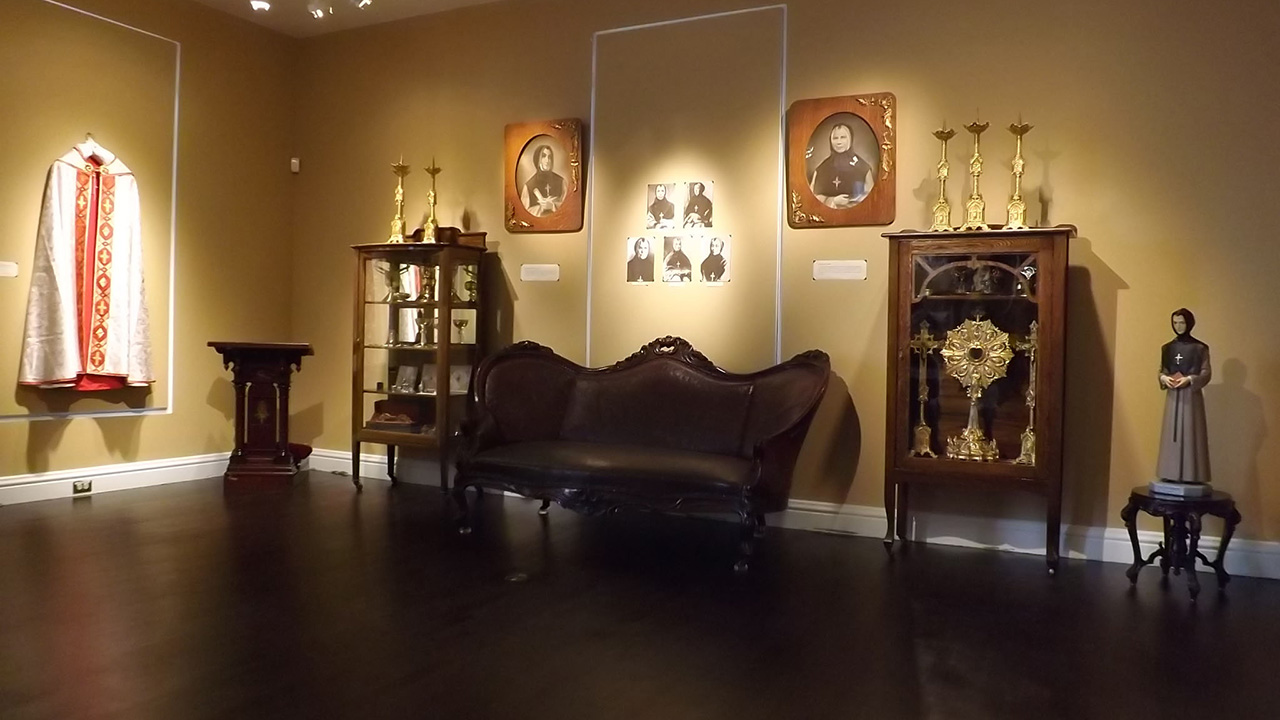 La première section s'intitule: Quand religion rimait avec éducation. Elle présente les dons des communautés religieuses enrichissant la collection du Musée.