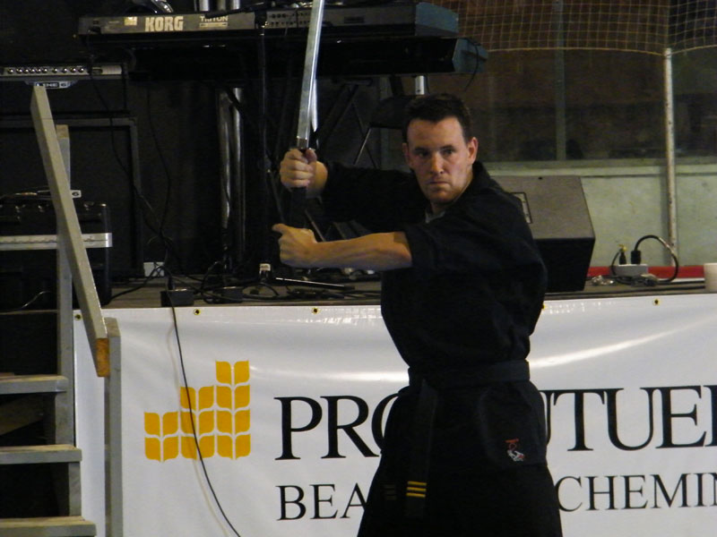 Jean-Pierre Caron, du studio Unis d'autodéfense, fait une démonstration avec un katana.