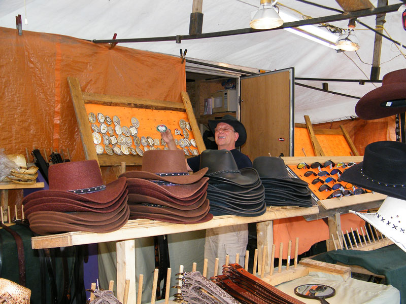 Les exposants étaient fin prêts à s'assurer que tout le monde ressemble à un cow-boy pour le festival.
