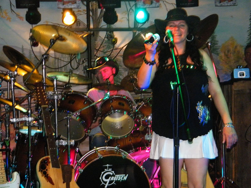 Un peu de country pour bien commencer le festival, avec Karol et Sylvie.