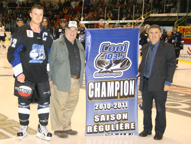L'organisation a procédé à la levée de la bannière alors qu'on aperçoit Cody Doucette, Maurice Marcotte et Carol Poulin.