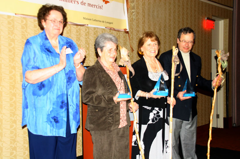 Monique Jacob a remis les bâtons de pélerin aux pionniers Louise Sévigny, Cyprienne Morissette et Denys Breton.