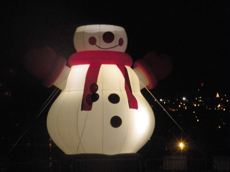 Le Père Noël émerveille les enfants