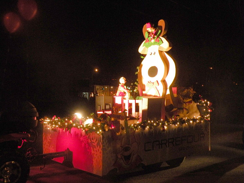 Le Père Noël émerveille les enfants
