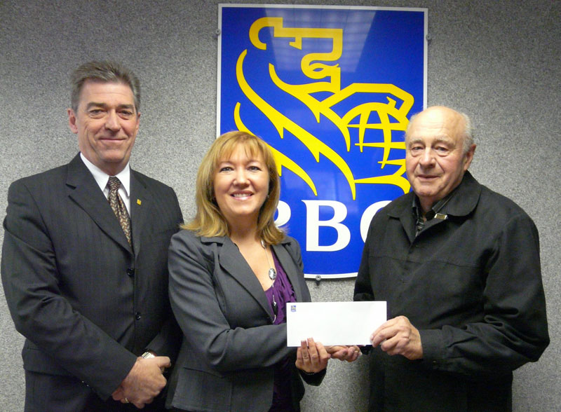 Mario Darisse et Brigitte Busque de la succursale à la RBC Banque Royale de Saint-Georges et Roger Doyon, président de la Fondation du Centre hospitalier Beauce-Etchemin.