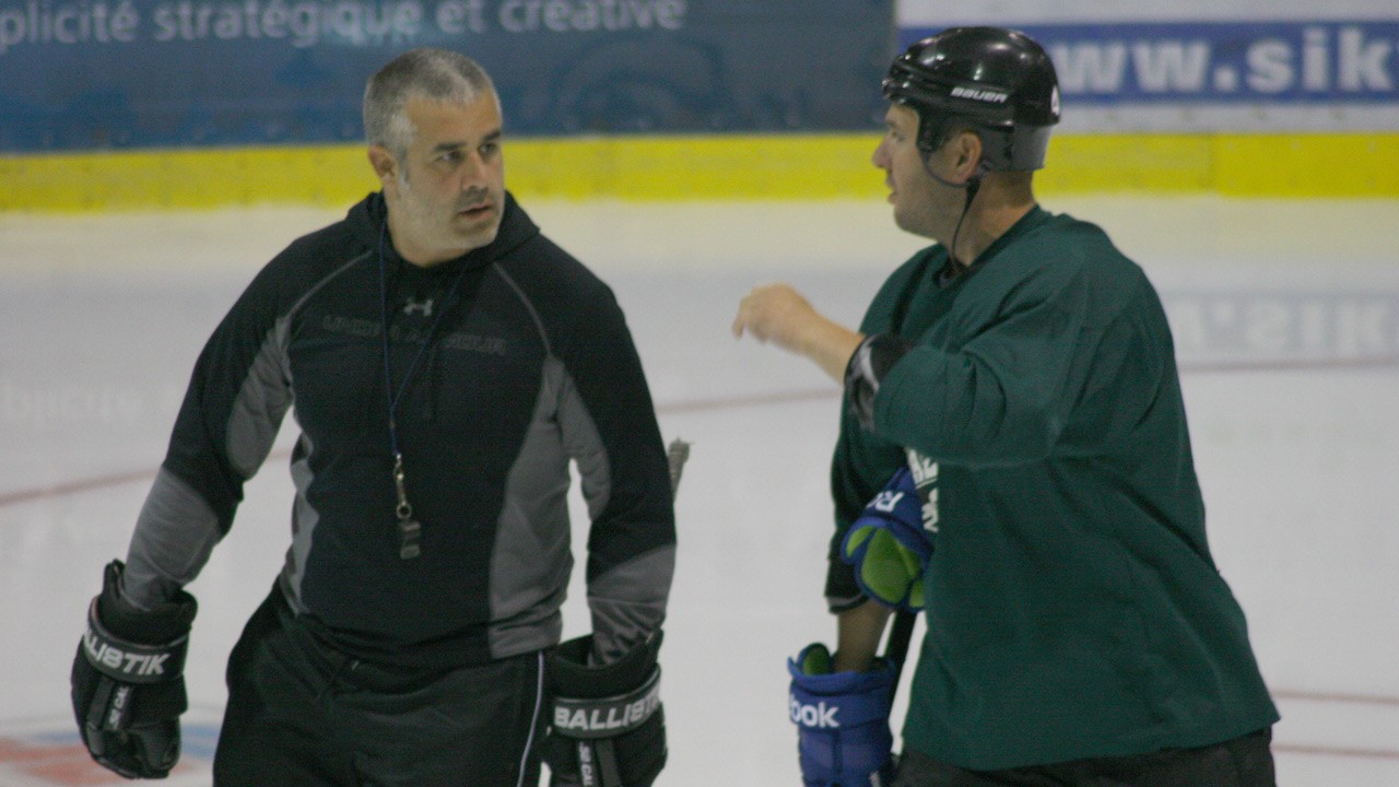 Raymond Delarosbil de retour sur la glace de Saint-Georges alors qu'il est en compagnie de Kévin Cloutier.