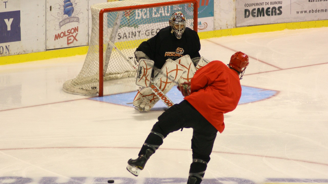 Alexandre Vincent stoppe un lancer d'un de ses coéquipiers.