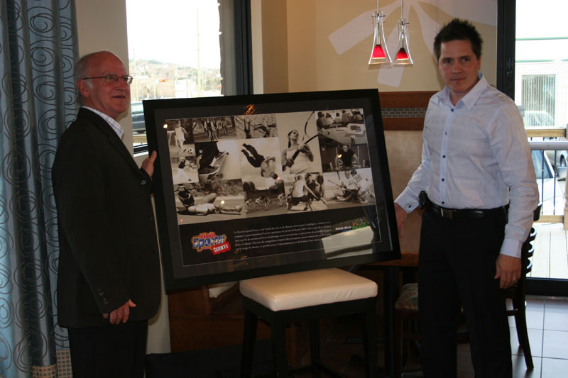 Rosaire Simoneau, conseiller municipal de Sainte-Marie a reçu des mains du président, Yvan Savoie un tableau spécial commémorant le but du Festival.