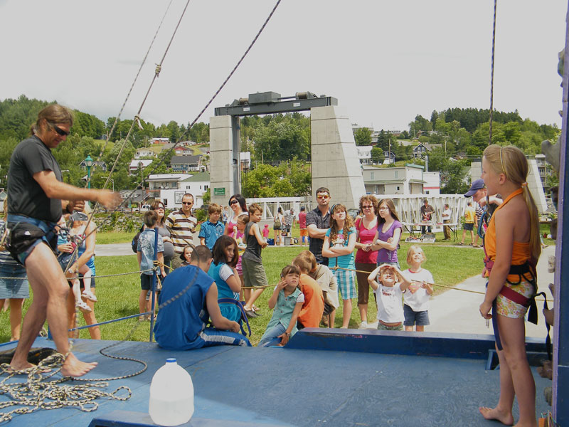 Le mur d'escalade d'Étienne Doyon a fait bien des heureux, et plusieurs enfants attendaient patiemment leur tour.
