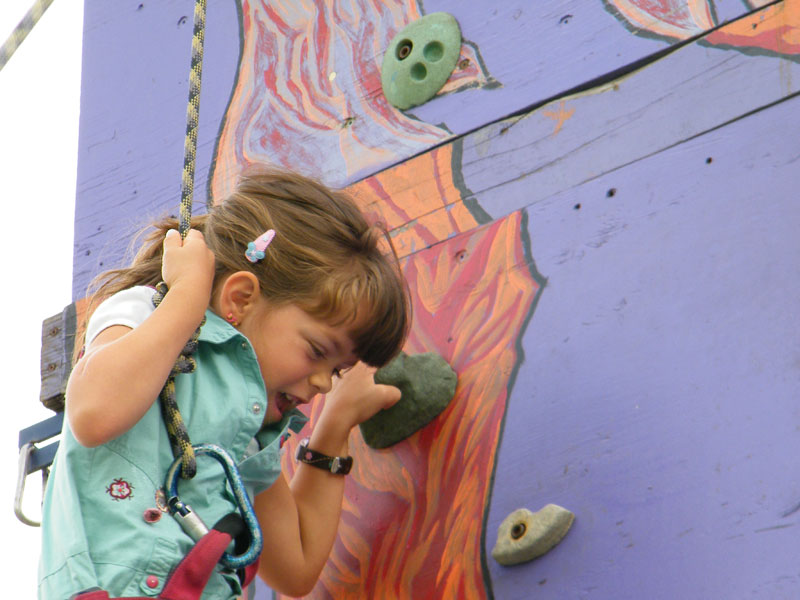 Émotions fortes sur le mur d'escalade.