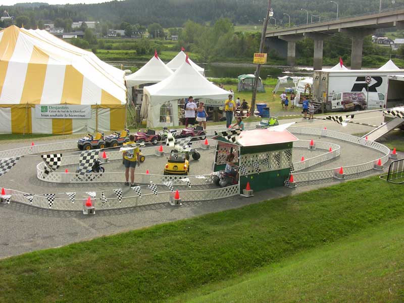 Le site des festivités. À l'avant, on peut voir la piste de petites voitures aménagée pour les enfants.